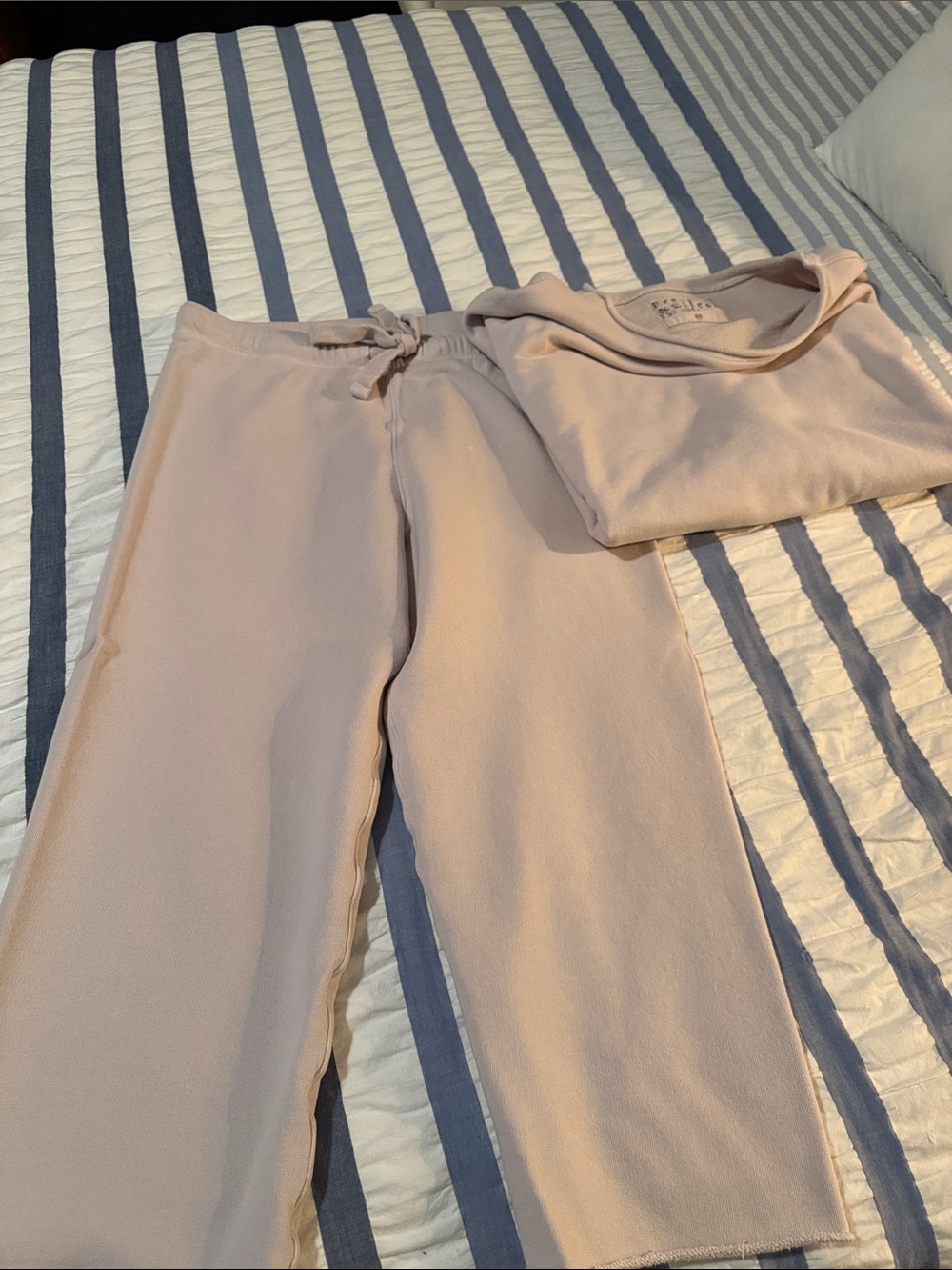 Cozy Women’s Top and Wide-Leg Joggers Set in Light Beige